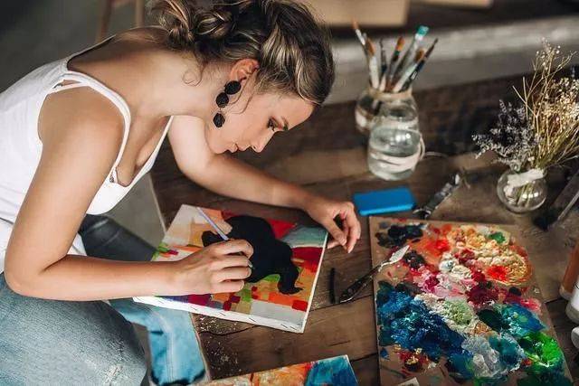 爱画画的女生被公认最美,最有魅力,交一个爱画画的女生做朋友,好幸福!