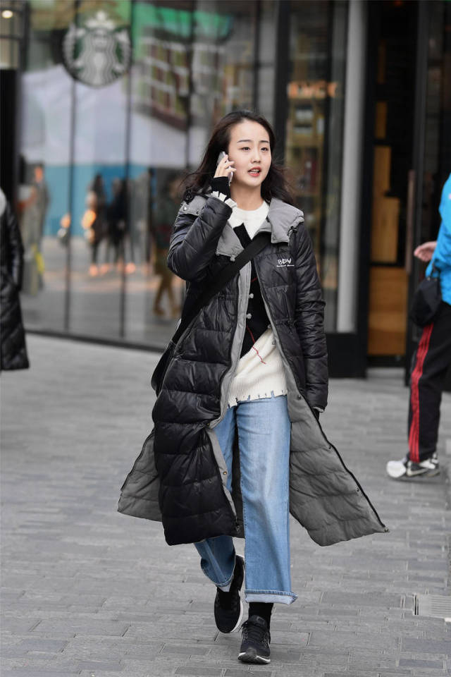 街拍:美女深蓝色牛仔裤搭配一件绿色棉服,穿搭暖和,时尚好看!