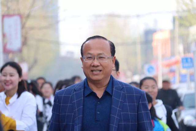 上午七点三十分,实验中学王国辉校长等校领导带领八年级全体师生准时