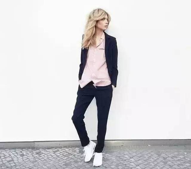 西装 运动鞋,原来女人可以这么帅