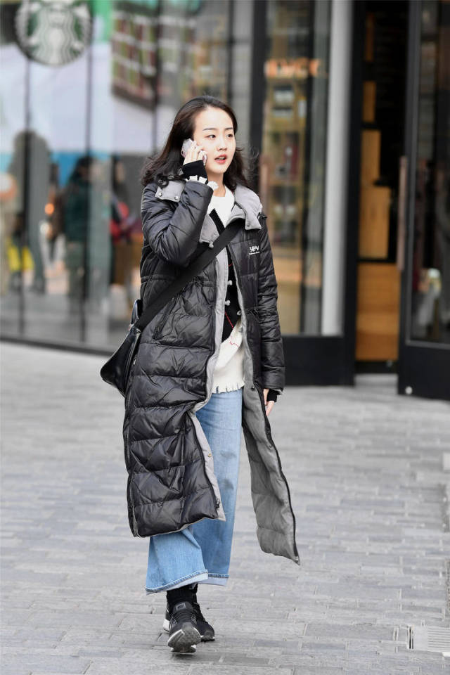街拍:美女深蓝色牛仔裤搭配一件绿色棉服,穿搭暖和,时尚好看!