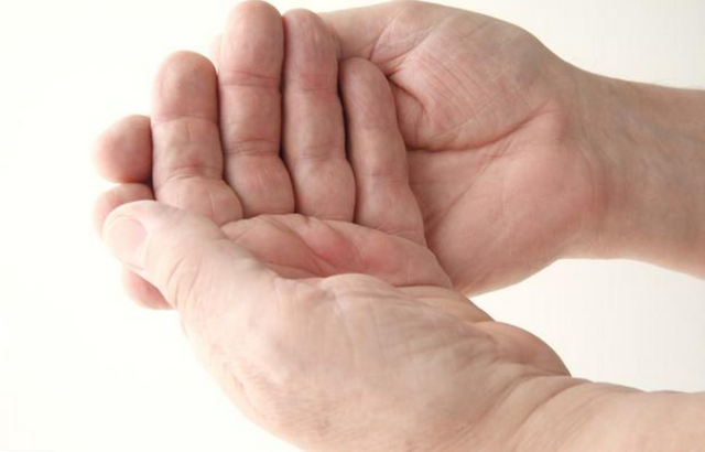 若肝出了问题,也会影响胆,易表现出手掌发黄的情况,这种情况多是黄疸