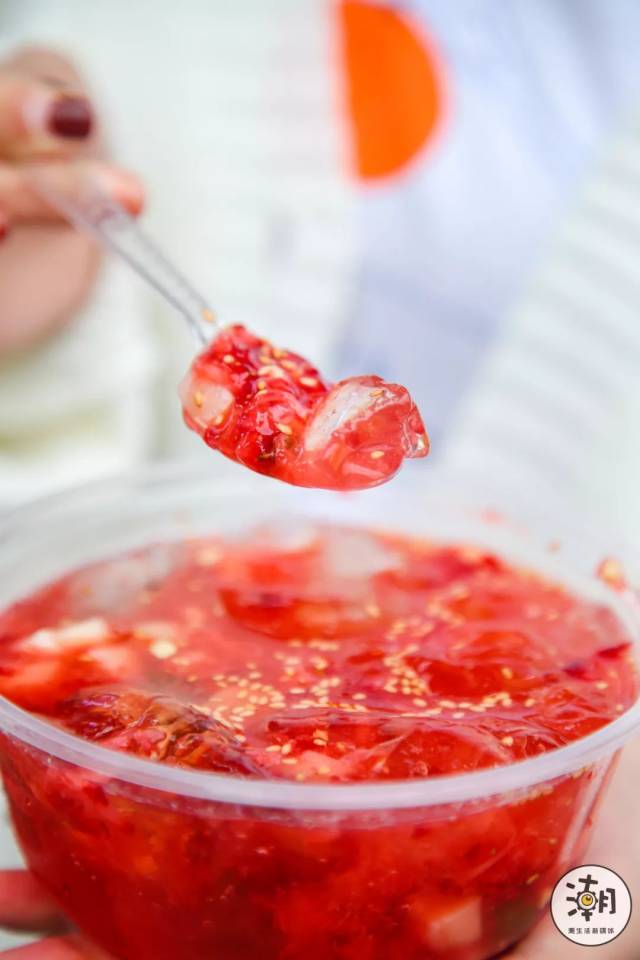 粉嫩的季节 怎么能不吃 草莓呢 吃草莓的方式很多种 但是假如到冰粉里