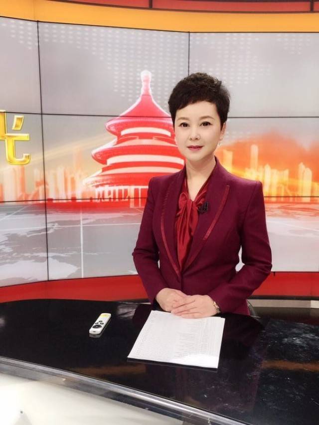北京电视台《北京新闻》栏目的主持人王小佳,近日主持了"2019全国乳腺