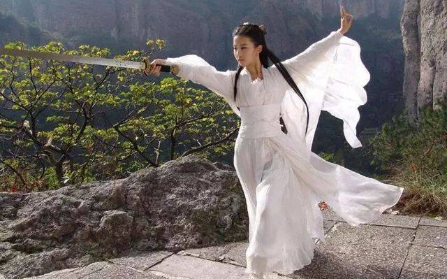 白衣舞淑女剑的除了刘亦菲还有李若彤,不愧是最美小龙女,李若彤拔剑的