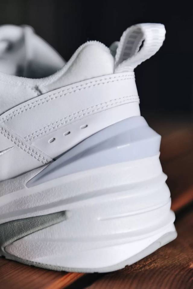 细致的鞋底纹路 助你们前行时拥有稳定的性能