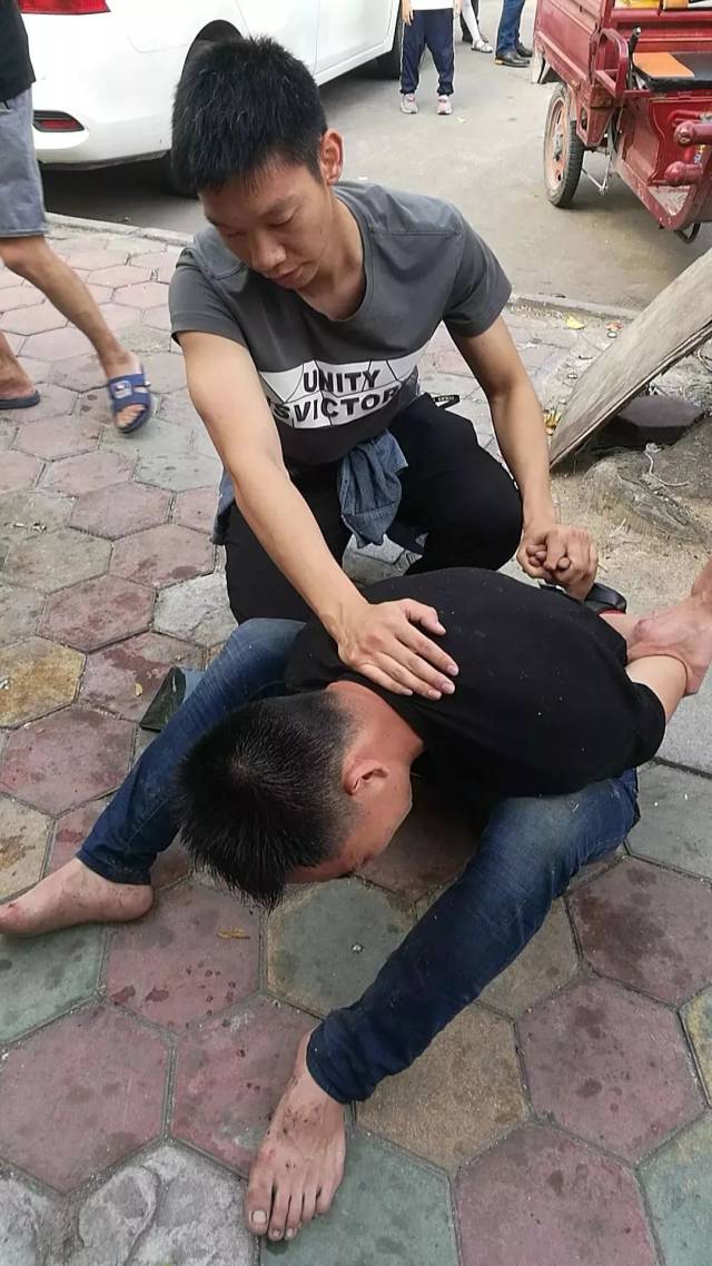 斗门泥湾接连有摩托被偷,警方抓捕嫌贼仔,他跳河逃走.