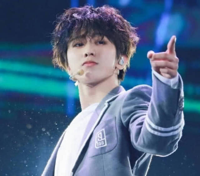 蔡徐坤英雄联盟段位被扒出!看到段位后,网友炸了:大惊小怪!