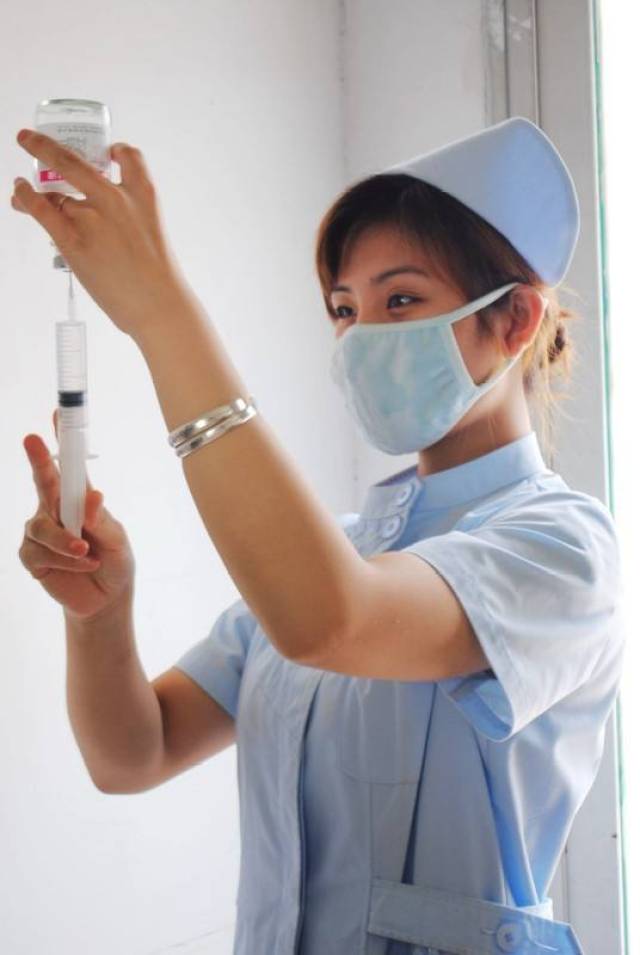 例如,一张女护士给病人打针的照片,关键字可以有"女"