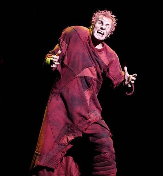 (图为舞台剧卡西莫多扮演者) 600年前他失去了深爱的姑娘, 今天他失去