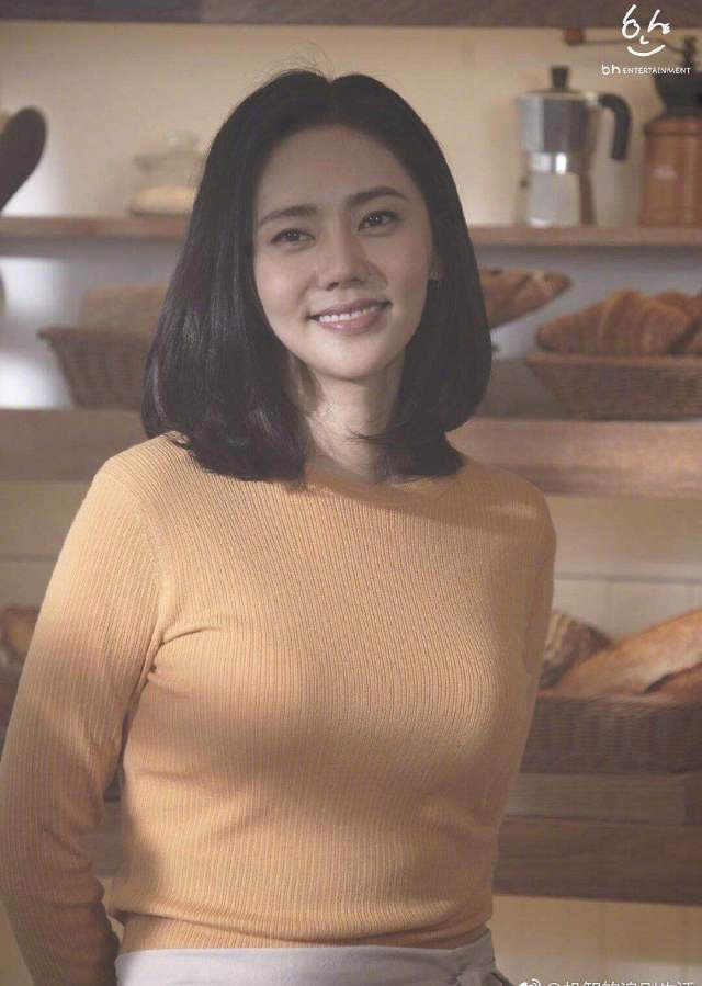 秋瓷炫针织衫配齐肩发,优雅气质!素颜好减龄,哪像40岁的辣妈