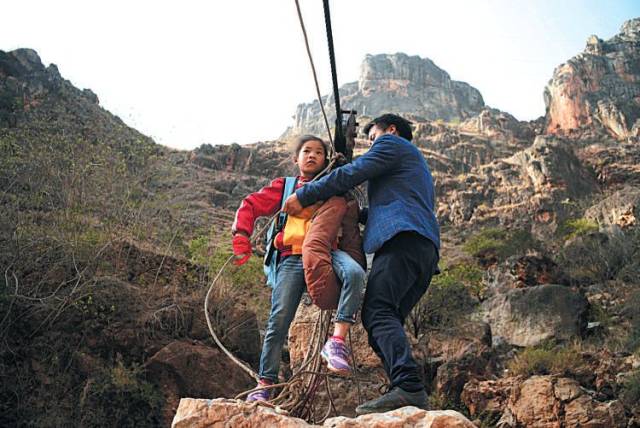 贵州12 名山村学生攀山跨江溜索上学,每天需耗时近7小时~_手机搜狐网