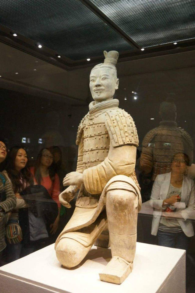 中国古代雕塑艺术家的杰作——跪射武士俑_搜狐网