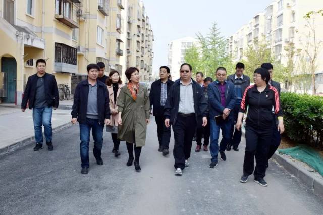 调研现场李守义一行先后来到裕龙六区27号楼,31号楼,实地查看了相关