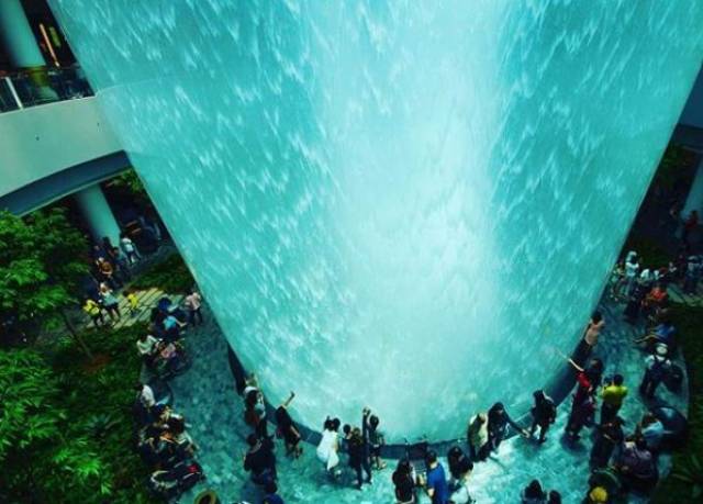 屋顶 也是一大亮点 当旋涡瀑布流下来时 在负一和负二楼形成玻璃水幕