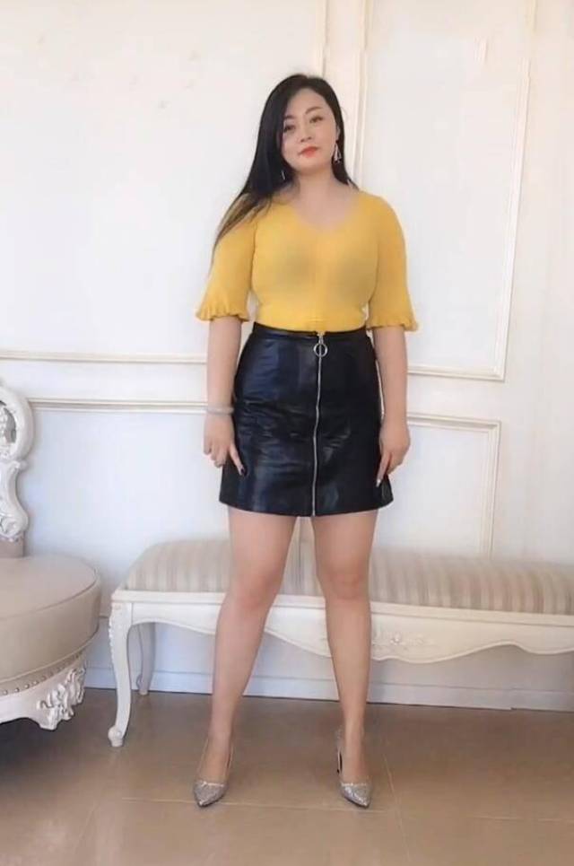 街拍小姐姐:时尚的微胖女神,穿上皮裙抢镜,有种不一样的感觉!