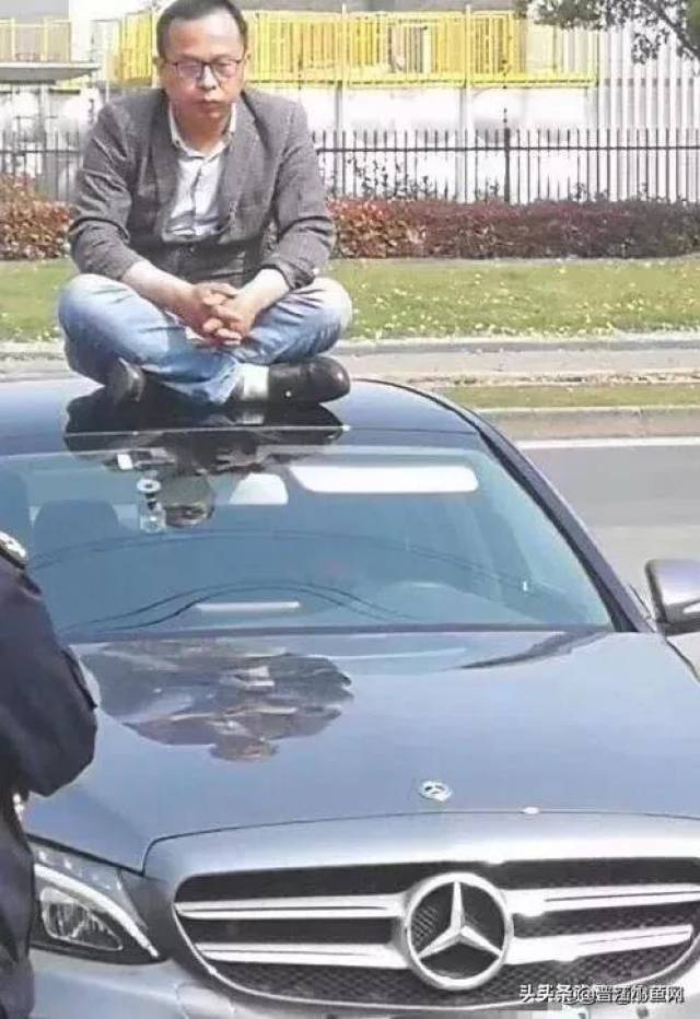 最担心的事情发生了:兰州一女研究生也坐在奔驰车引擎盖上维权!