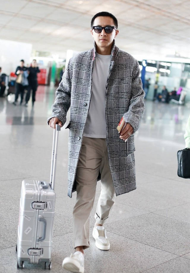 原创35岁的韩庚现身机场,面容憔悴身体变形发福,当年清纯面容已不在