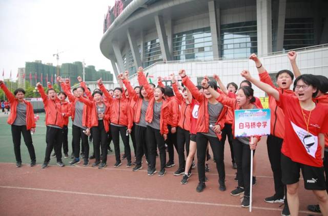 赛场上的加油呐喊声此起彼伏.