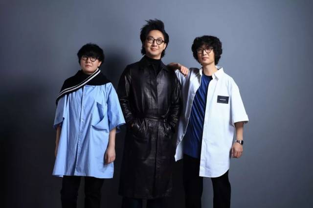 坐标北京成立于2001年的后朋克乐队左起:吉他 & 键盘 |李青主唱 |陈曦