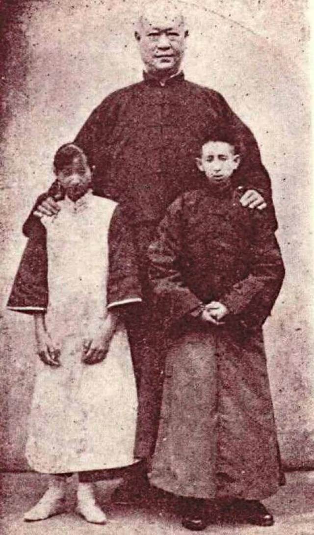 1926年老照片:穿日式衣服的女子不少见，人工孵蛋不常见