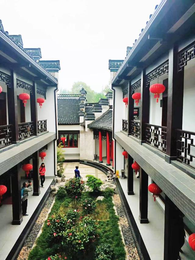 富春茶社经过几代人的不懈努力和经营,逐步形成了花,茶,点,菜结合,色