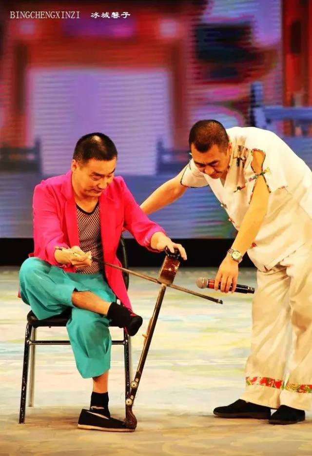 张凯的绝活是"拉",什么都能拉,但不好好拉,瞧他把板胡倒着拉但一点都