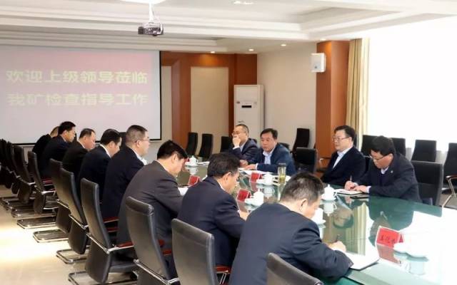 4月19日,枣矿集团党委书记,董事长杨尊献到田陈煤矿调研指导工作,听取