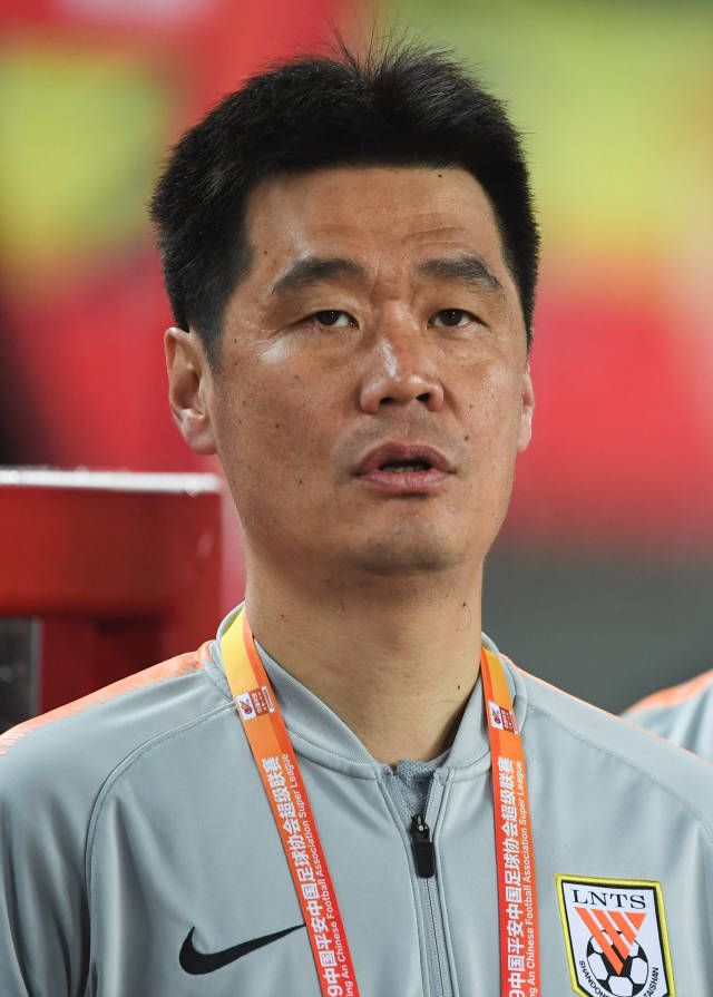 山东鲁能泰山队主教练李霄鹏在赛前.