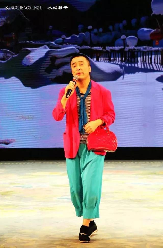 最后一个上场的是张凯,男着女装的扮相.