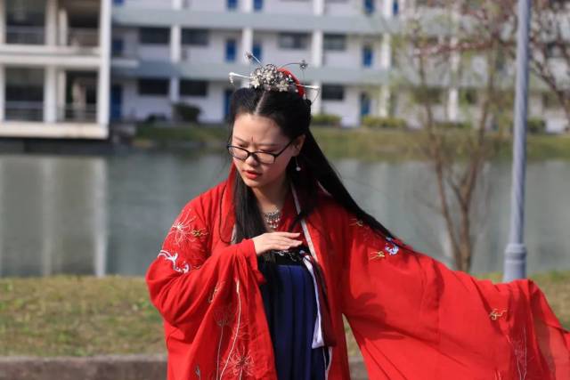 锦带杂花钿 顾盼间风华 罗衣飘飘 潇洒自在朱裙少女