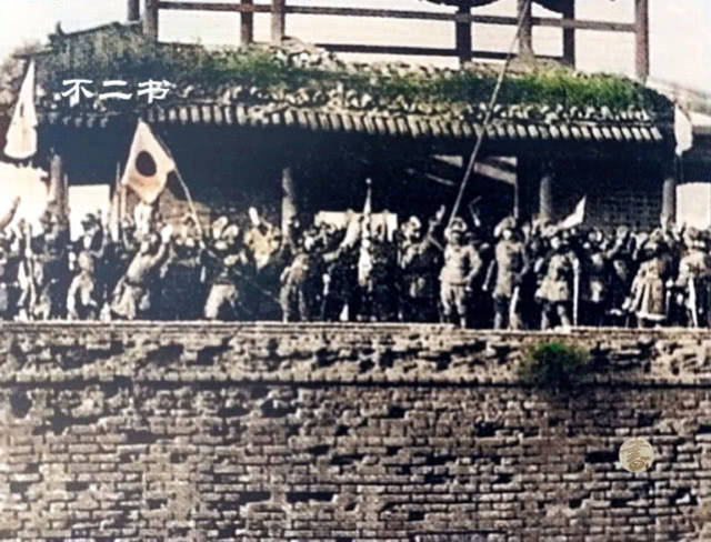 这张照片拍摄于1932年,日军攻占了锦州,日军士兵登上城楼摇旗呐喊