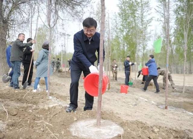 4月17日,地委书记薛斌带领地区四套班子领导参加春季义务植树活动.