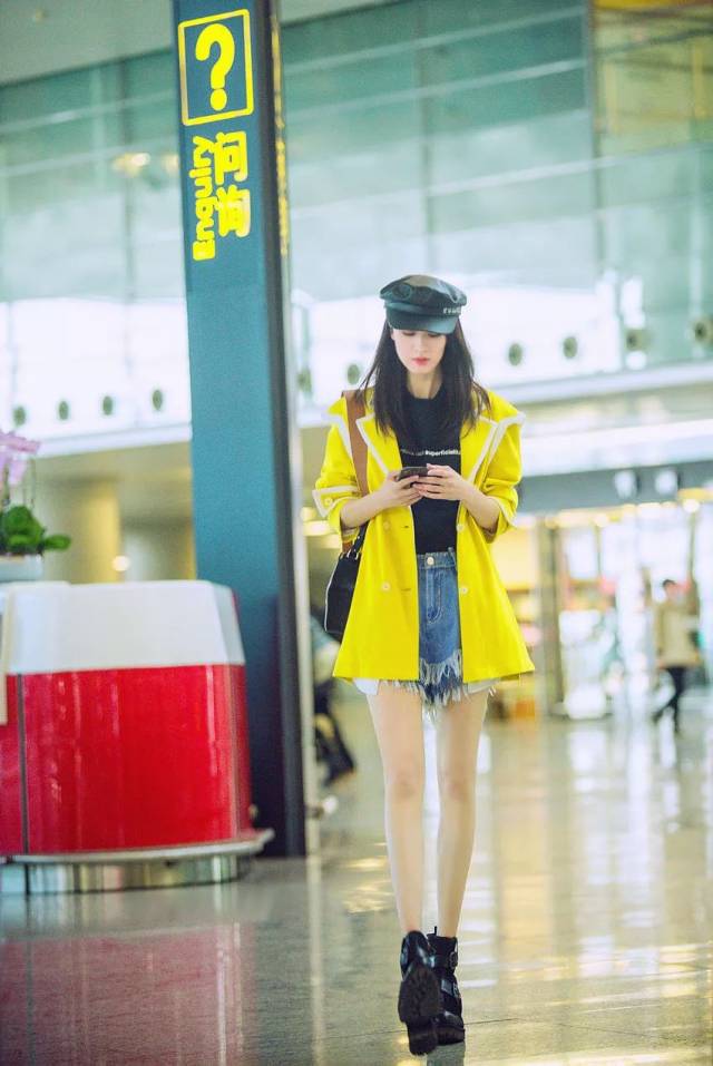 照片中,张雯身穿简约黑色t恤,蓝色牛仔裤搭配明黄色外套,时尚清新,一