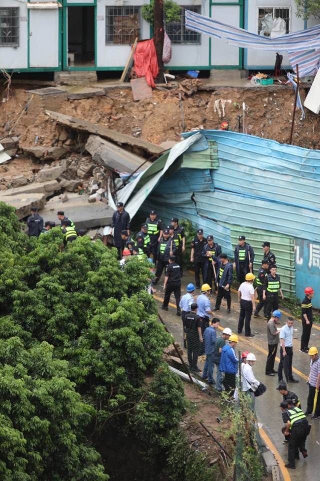 深圳一工业区发生垮塌,一男子爬出获救,其女儿和一工人仍被困