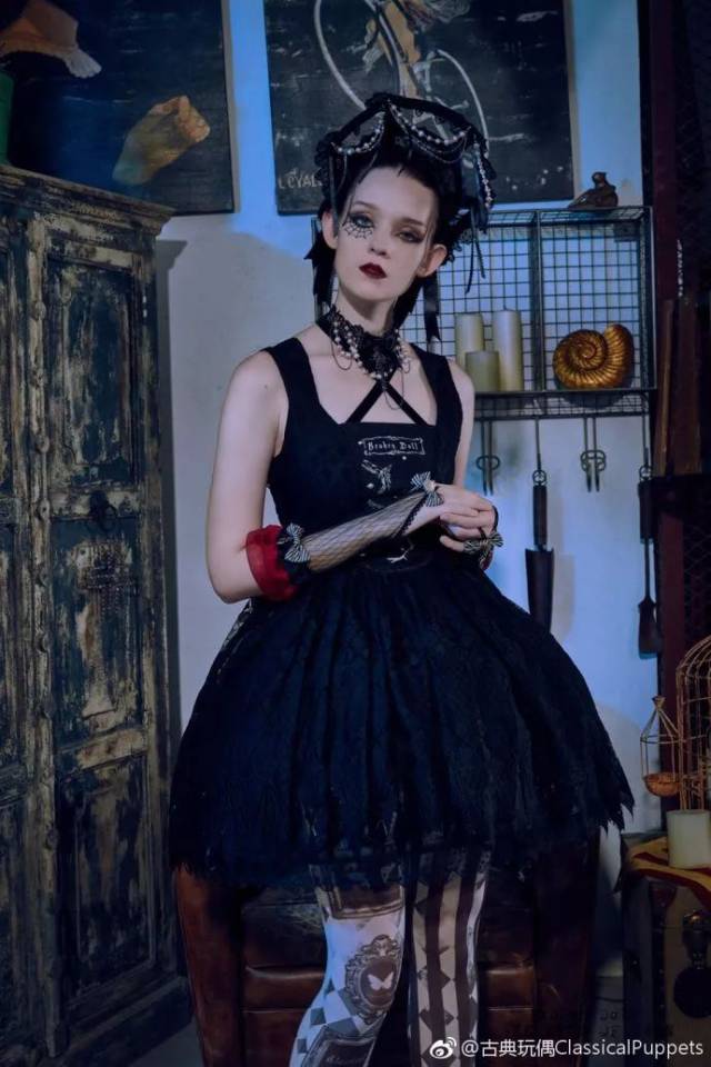 还有一种温馨的亲切的少女的味道的黑色/黑白色lolita 称为黑甜系