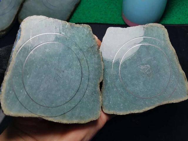 莫西沙的翡翠原石,一刀切出完美冰飘花手镯,运气来了谁也挡不住