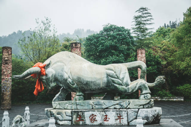 亚木沟在唐代以前名为"鬼谷",又叫"隐龙沟",后因谷中长出一株神树,似