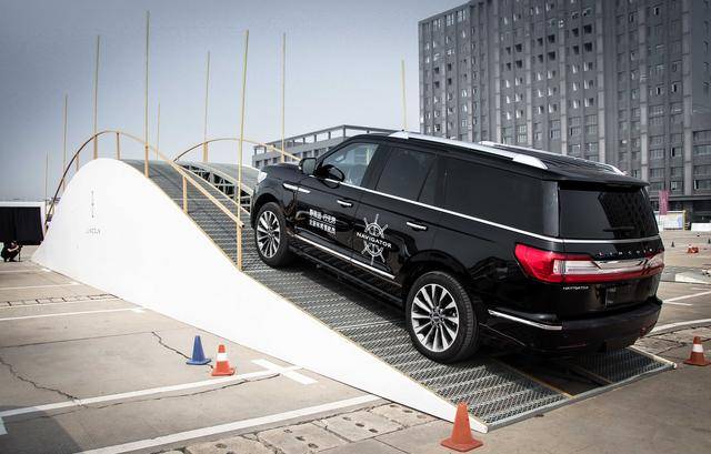 试驾美国fbi特工专用车林肯领航员