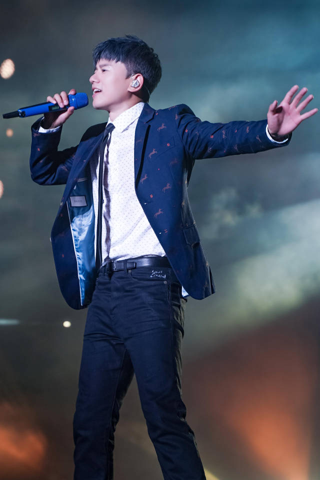 一线| 张杰上海开唱谢娜激动到哭 陈学冬郭敬明久违同框