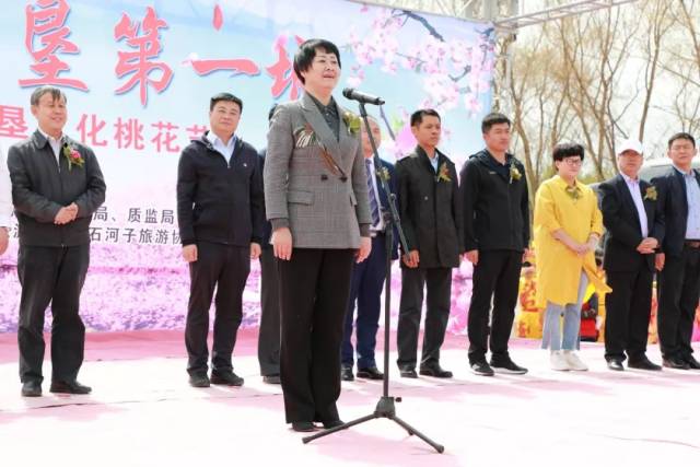八师石河子市党委常委,副师长郑敏宣布开幕