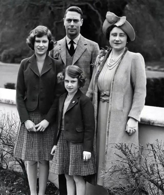 二战中国王乔治六世与民同甘共苦英国王室再次赢得民众的爱戴