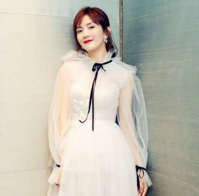 谢娜节目中海边把衣服浸湿,看到照片后,网友:张