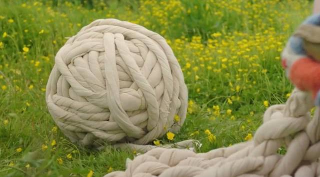 世界上最大的织毛衣针,一根长约4.4米,织出的围巾能当被子用!