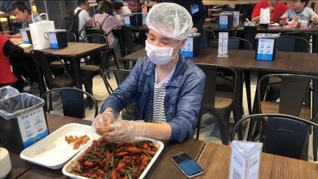 4月20日,前来应聘剥虾师的高同学10秒剥完一只小龙虾.