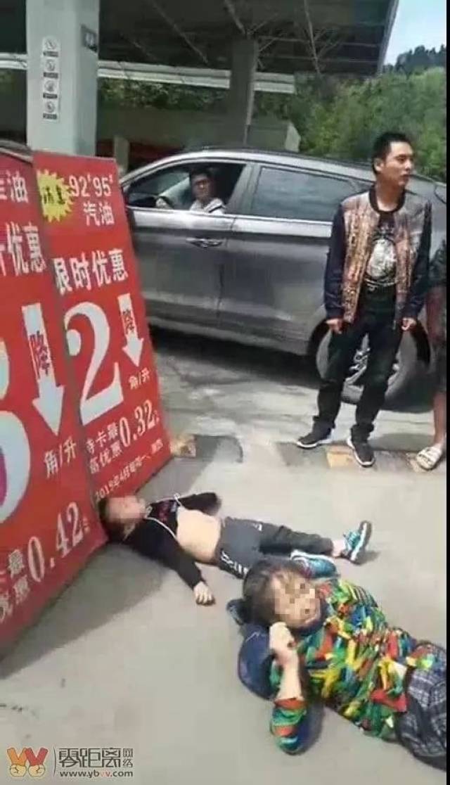 宜宾一加油站旁发生惨烈车祸,爷孙3人被货车撞倒在地