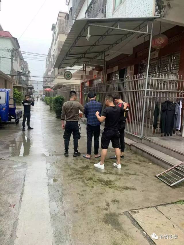 谷饶前天2男子戴手铐,巡街._手机搜狐网