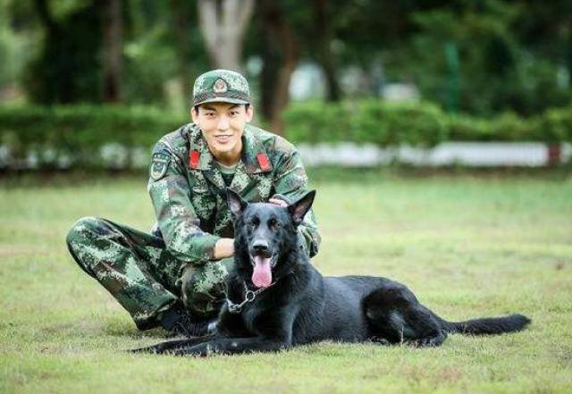 另外,何捷在《极限挑战》担任智囊团成员,当时他自我介绍身份是现役