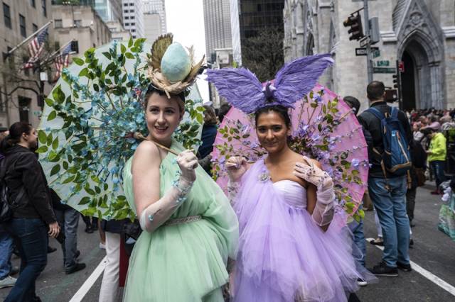 纽约举行复活节大游行 民众上演疯狂帽子秀