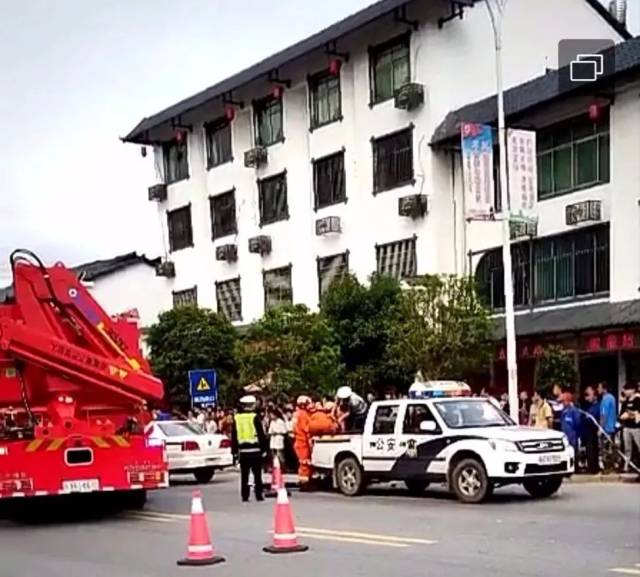 金溪对桥路段发生一起车祸,大货车与轿车相撞.【附视频】